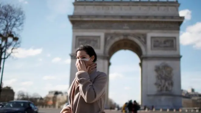 한산한 프랑스 파리의 개선문