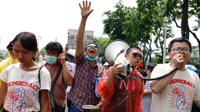 100 sinh viên và giới vận động dân chủ bị hàng rào cảnh sát chặn ở ĐH Thammasat, Bangkok
