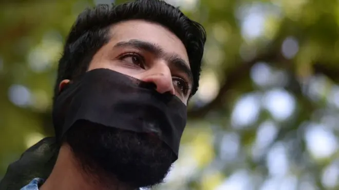 अनुच्छेद 370 ख़त्म करने के विरोध में दिल्ली में आयोजित एक विरोध प्रदर्शन में शामिल युवक