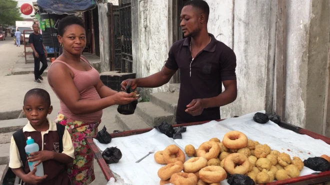 Woman wey dey buy fresh buns