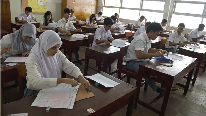 Ujian Akhir Nasional sebagai persyaratan kelulusan sekolah mulai diterapkan pada 2001. Ujian ini dipersoalkan antara lain karena tidak mencerminkan performa siswa selama bertahun-tahun mengenyam pendidikan.