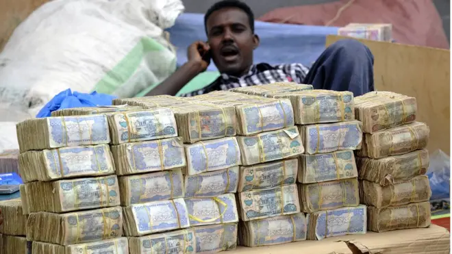 Para hacer la compra en Somalia se necesitan fajos y más fajos de billetes.