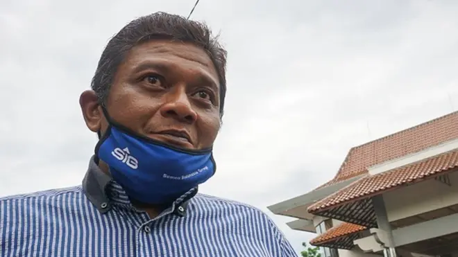 "Saya memutuskan untuk pulang pakai apa yang diberikan Allah, yakni kedua kaki saya sebagai alat trapsortasi balik ke Solo," ungkapnya.