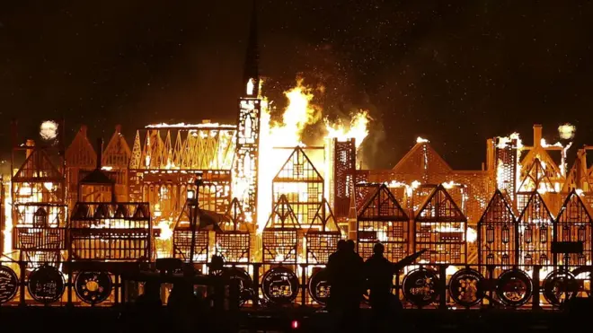 Это действо, по замыслу организаторов, должно напомнить жителям и гостям Лондона о трагических событиях 350-летней давности, когда произошел Великий лондонский пожар.