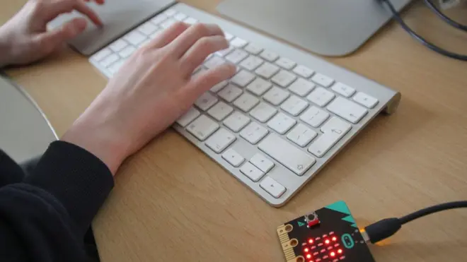 Програмирање на Мајкробит уређају