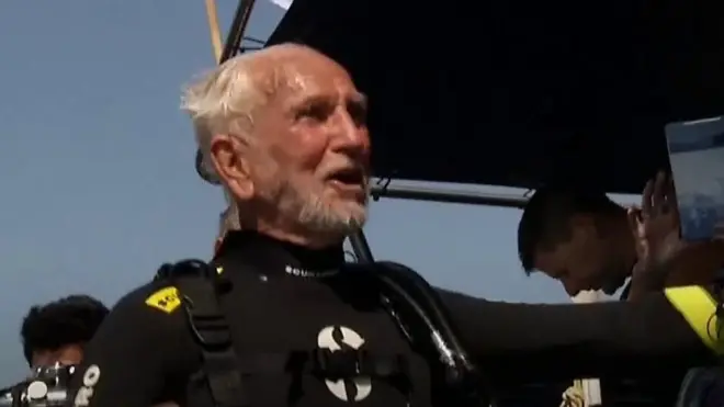 محارب 94 عاما يحطم رقمه القياسي العالمي بالغوص