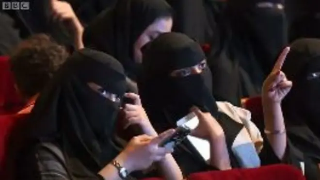 Жінки у кінотеатрі