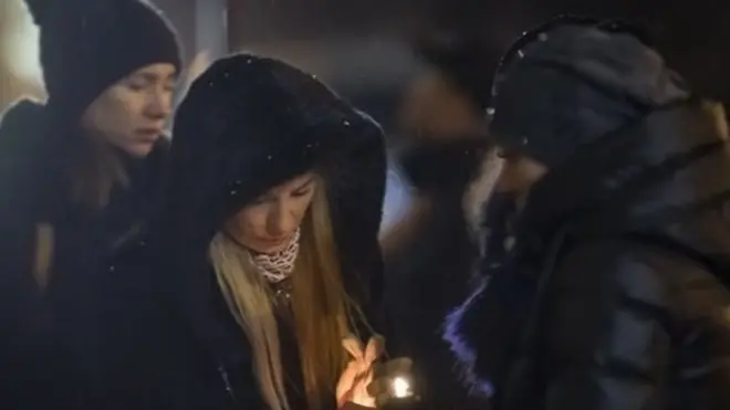 ประชาชนมาจุดเทียน วางดอกไม้ ไว้อาลัยหน้าอาคารสำนักงานของวงประสานเสียงอเล็กซานดรอฟ