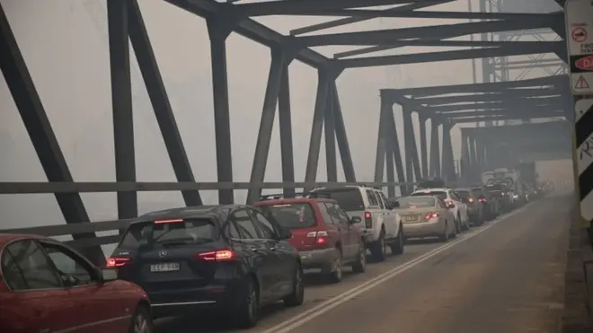 Evacuations cause gridlock in Batemans Bay, New South Wales