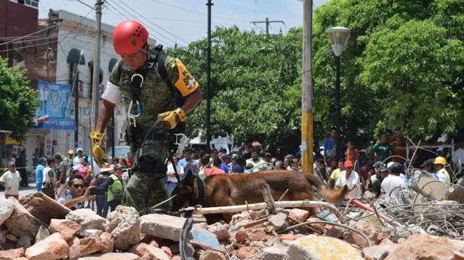 El cuerpo del policía Juan Jiménez, de 36 años, apareció bajo una pila de escombros del palacio municipal, donde trabajó la mitad de su vida.