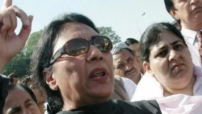 ستائیس دسمبر کے لیاقت باغ کے جلسے کے حوالے سے ناہید خان نے بتایا کہ بینظیر بھٹو بہت پرخوش تھیں لیکن ان کو وہاں کچھ ایسا دکھائی دیا، جو اور کسی نے نہیں دیکھا۔