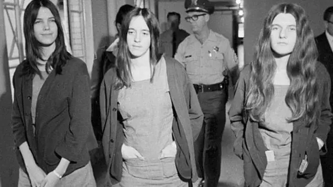 Leslie van Houten )izq.), era la discípula más joven del clan Manson.