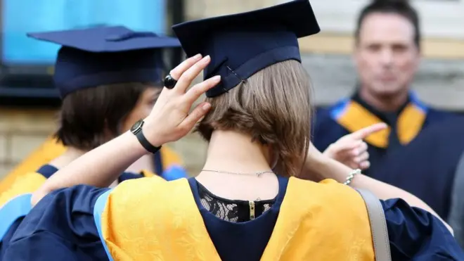 ናይ መመረቒ ጋውን ዝለበሱ ተማሃሮ