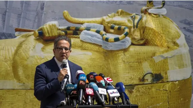 التابوت المذهب الخارجي للملك الشاب توت عنخ آمون