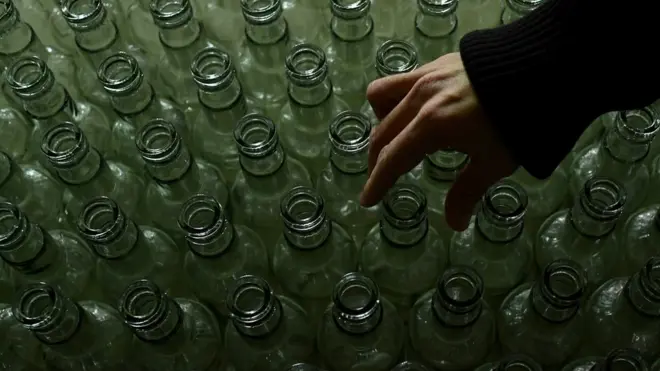 Бутылки водки и рука