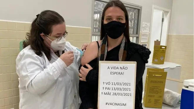 Tallyta recebeu a primeira dose da AstraZeneca no último sábado e quis homenagear familiares