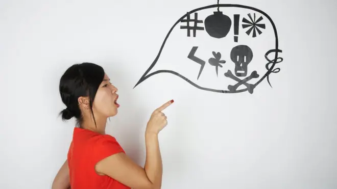 손가락질을 하며 욕을 하는 듯한 여성