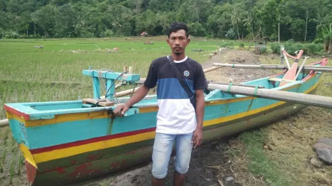 Marzuki tengah melaut ketika tsunami datang. Ia terlempar hingga ke sawah sebelum dikejar dua gelombang besar.