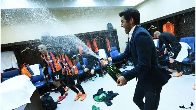 Тренер команди Паулу Фонсека полив гравців шампанським після матчу