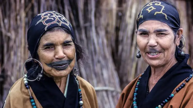 Aini su asimilovani u japansko društvo i njihove tradicionalne tetovaže i drugi običaji su zabranjeni