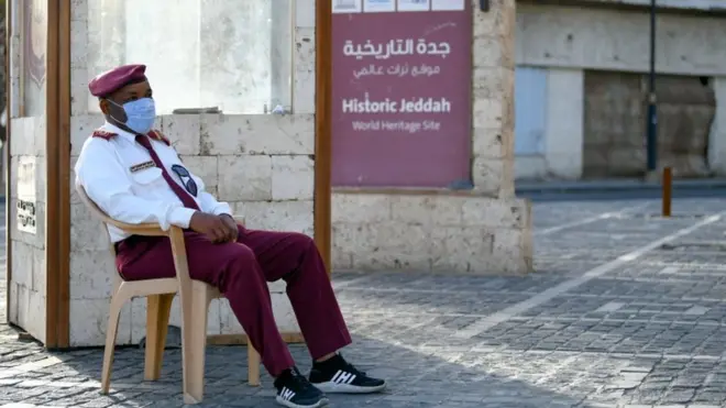 رجل أمن يجلس أمام مقر عمله في جدة