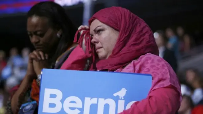 برخلاف رسانه‌های مسلط که حامیان معترض ترامپ را نیروهای ناراضی اجتماعی عنوان می‌کنند، اما تقریبا هیچ کدام از آن ها به نیروی ناپیدای جامعه که از طرفداران سندرز تا خرده‌گیران رای نده و مشخصا افرادی که محصول سیستم تبعیض نژادی و اقتصادی هستند، یاد نمی‌کنند.