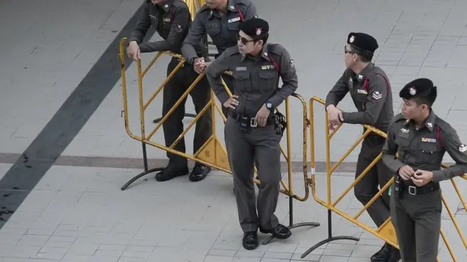 เจ้าหน้าที่ตำรวจวัยหนุ่มเตรียมความพร้อมก่อนกิจกรรมวันครบรอบ 11 ปี การรัฐประหาร 2549 ที่บริเวณสี่แยกปทุมวัน เมื่อเดือน ก.ย. ที่ผ่านมา