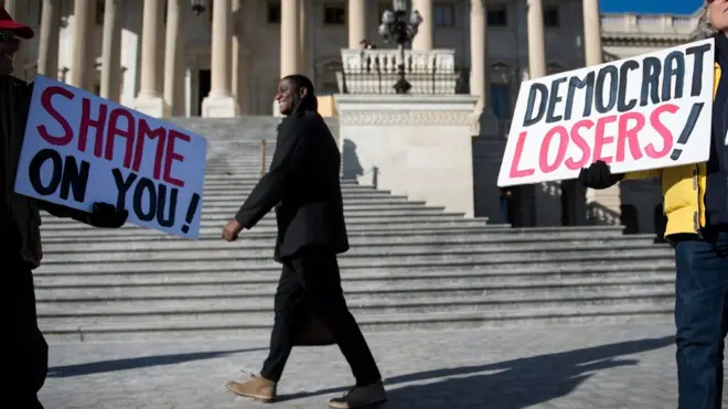 國會外，抗議者舉標語表達對民主黨的不滿