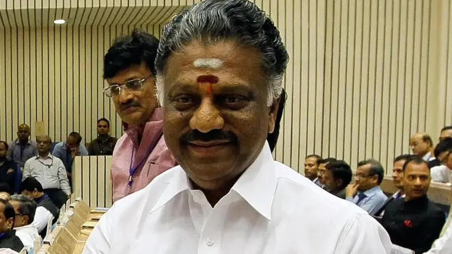 او پنیر سیلوم کے بارے میں کہا جاتا ہے کہ انھوں نے اپنی چائے کی دکان سے فرصت نکال کر گریجویشن تک کی تعلیم حاصل کی