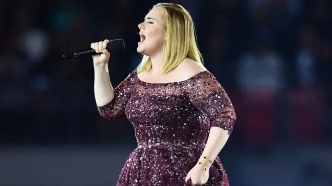 أشاد النقاد بأدائها في لندن خلال جولتها الغنائية العالمية