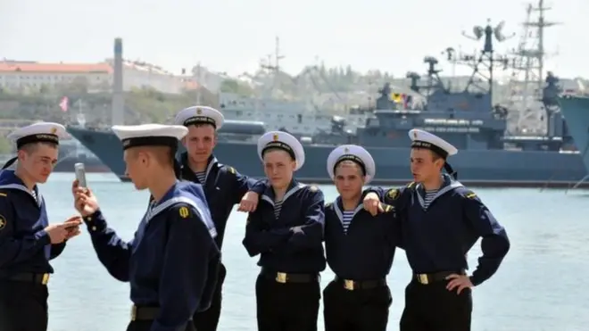 ปี 2010: ทหารเรือรัสเซียร่วมกันถ่ายภาพเซลฟีที่ฐานทัพเรือเซวาสโตโพล ในไครเมีย