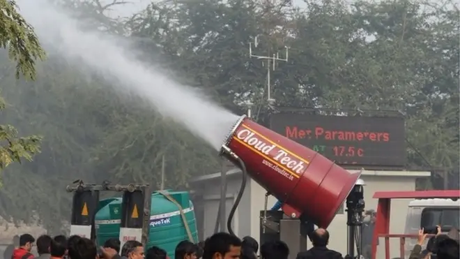 Depuis un mois, Delhi est asphyxiée par la pollution. Les taux de particules sont 40 fois supérieurs aux recommandations de l'OMS. Les autorités ont testé mercredi une sorte de brumisateur géant dans une tentative d'afficher leur détermination à lutter contre les dangereux niveaux de pollution dans la capitale indienne.