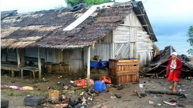 Kondisi warung merangkap rumah milik warga porak-poranda setelah diterjang gelombang tinggi di Kampung Cikadu, Kecamatan Tanjung Lesung, Pandeglang, Minggu (23/12)