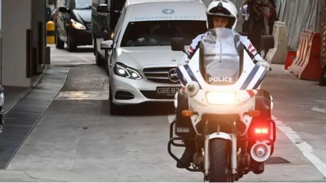 Le corbillard avec le corps de M. Mugabe a été escorté par la police à l'aéroport de Singapour.