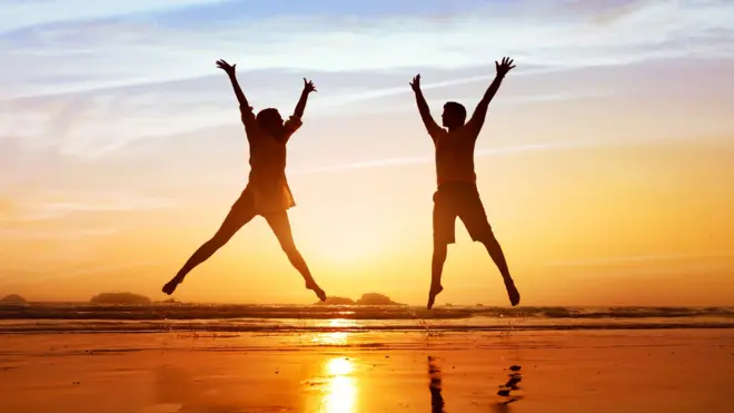 Юноша и девушка на фоне восходящего солнца