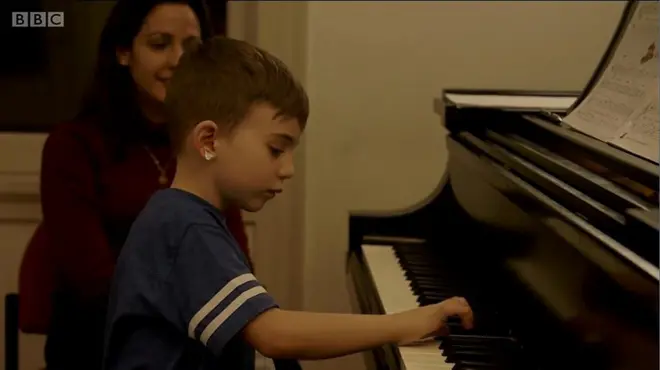 เด็กเล่นเปียโน