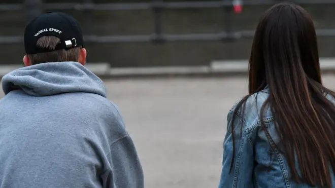 Сидящие подростки