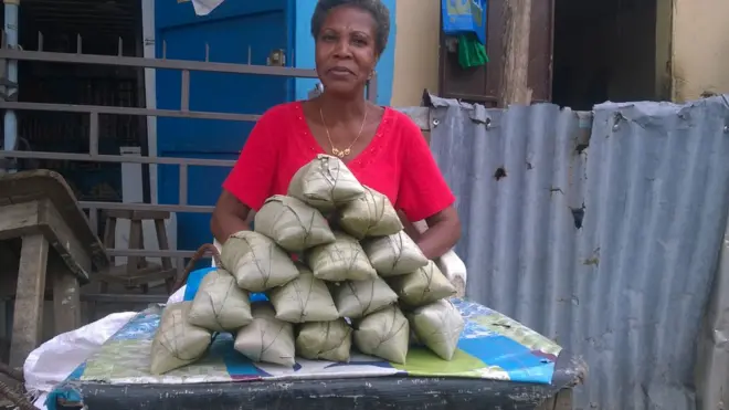 Des commerçantes transforment les tubercule de manioc en poudre, qu'elles vendent aux consommateurs.