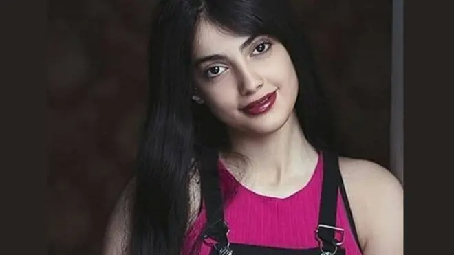 مائدې کابو ۳۰۰ وېډیويي کلیپونه پر خواله رسنیو خپاره کړي، چې ډېری یې د خپلې نڅا دي