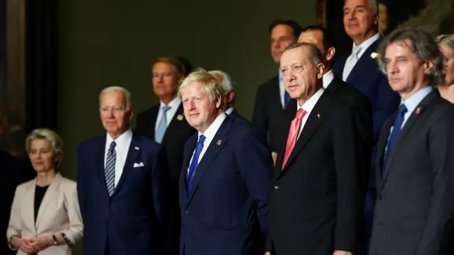 Thủ tướng Anh Boris Johnson, Tổng thống Thổ Nhĩ Kỳ Recep Tayyip Erdogan và các nhà lãnh đạo NATO tại bữa tối ở Madrid, Tây Ban Nha, ngày 29/6