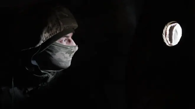 Soldado ucraniano nas proximidades da cidade de Svitlodarsk