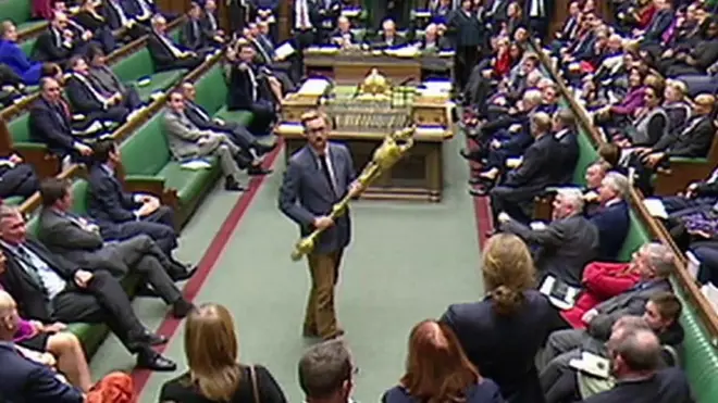 لويد راسل مويل النائب عن حزب "العمال" طرد من مجلس العموم البريطاني بعد أن قام بإزالة الصولجان الملكي من قاعة المجلس، احتجاجاً على سحب التصويت على اتفاق "بريكست".