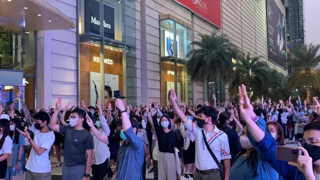 กลุ่ม "เยาวชนปลดแอก" นัดประกาศ "บิ๊กเซอร์ไพรส์" ที่สถานีรถไฟฟ้าทุกแห่งในเวลา 18.00 น. วันนี้ (20 ต.ค.) โดยบอกว่า "เซอร์ไพรส์" คือไม่มีการชุมนุมในวันนี้