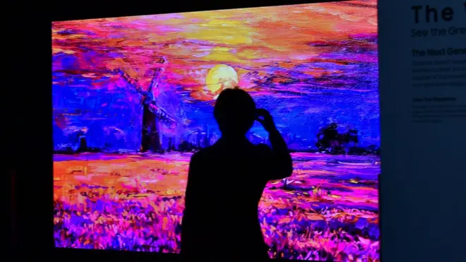 Persona mirando un televisor