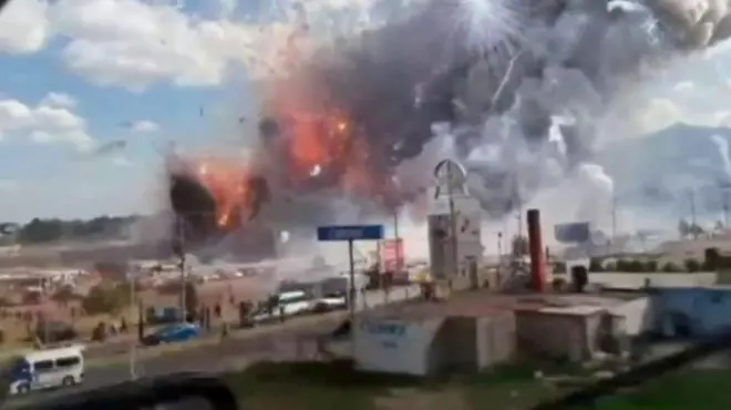 Взрыв на ярмарке фейерверков в Мексике