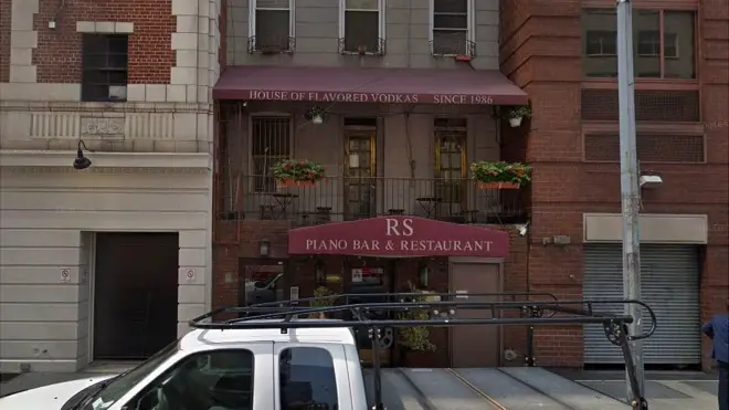 Второй этаж ресторана славен своей коллекцией самоваров, три из которых были подарены Александром Абдуловым, Андреем Макаревичем и Леонидом Ярмольником