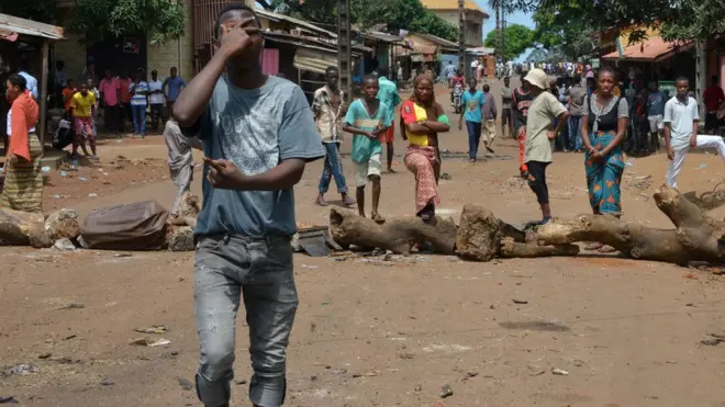 Des protestataires contre un troisième mandat de Alpha Conde le 16 octobre dans les rues de Conakry