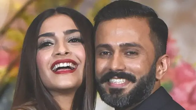 सोनम कपूर अपने पति आनंद आहूजा के साथ