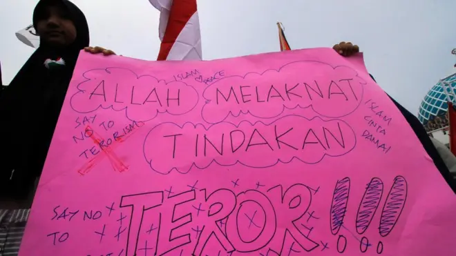 Massa gabungan Ormas Islam melakukan aksi solidaritas Lawan Terorisme di Lhokseumawe, Aceh, Selasa (15/5).