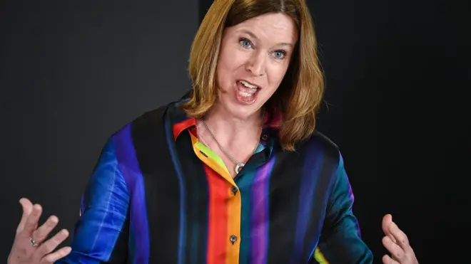 ڈاکٹر کیتھرین کو عوام کے دباؤ کی وجہ سے اپنا عہدہ چھوڑنا پڑا